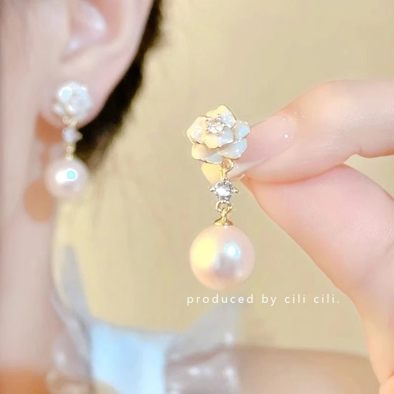 Camellia gentle fragrance pearl new earrings with a high-end feel, no ear holes, mosquito-repellent incense coil ear clips, French earrings for women full figure