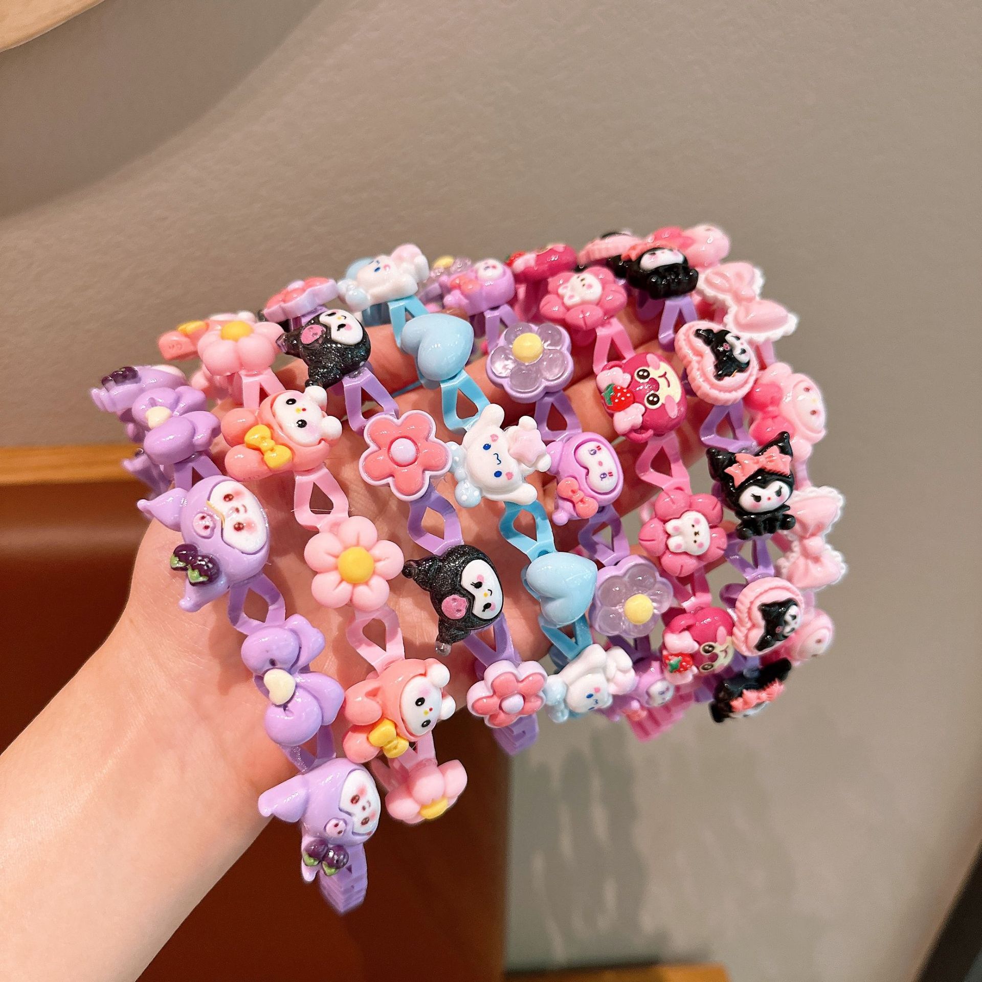Children's wavy hair band with teeth, anti-slip baby Kulomi headband, a perfect headwear for little girls to tidy up bangs and broken hair full figure
