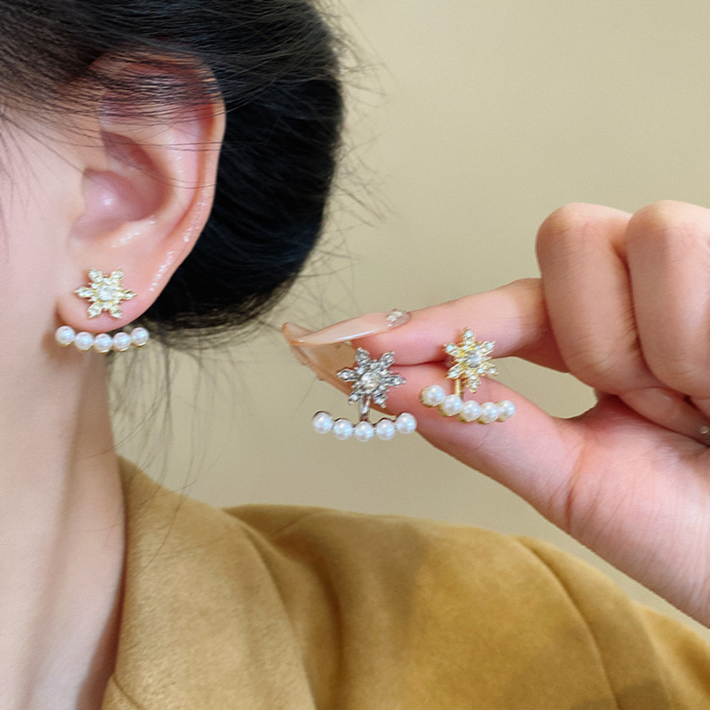 Diamond-encrusted snowflake pearl stud earrings for women in autumn and winter are versatile and personalized. They exude a sense of high-end luxury and a touch of light luxury. They are the same style of earrings as Internet celebrities details Picture