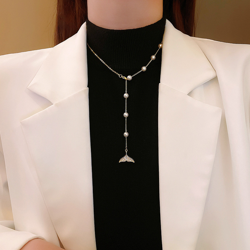 The light luxury fishtail adjustable pearl titanium steel necklace exudes a sense of sophistication for women, is a versatile and trendy pendant, a bestseller, and a stylish collarbone chain details Picture