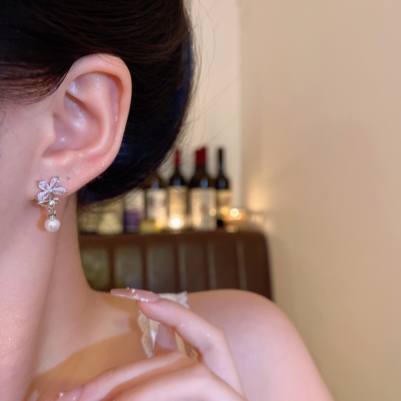 Super ethereal and sweet sparkling diamond flower pearl earrings, cold style, fashionable, niche and versatile butterfly earrings, high-end earrings Application Scenario