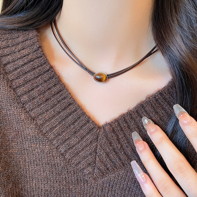 This autumn and winter vintage tiger's eye necklace is a versatile and elegant sweater chain with a high-end look. It's the same style as the popular collarbone chain necklace Application Scenario