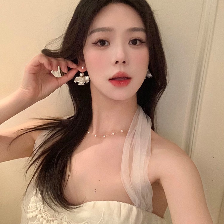 French pearl and flower double-ear tassel earrings exude a sense of high-end elegance and grandeur. Stud earrings are exquisite and beautiful earrings for women details Picture