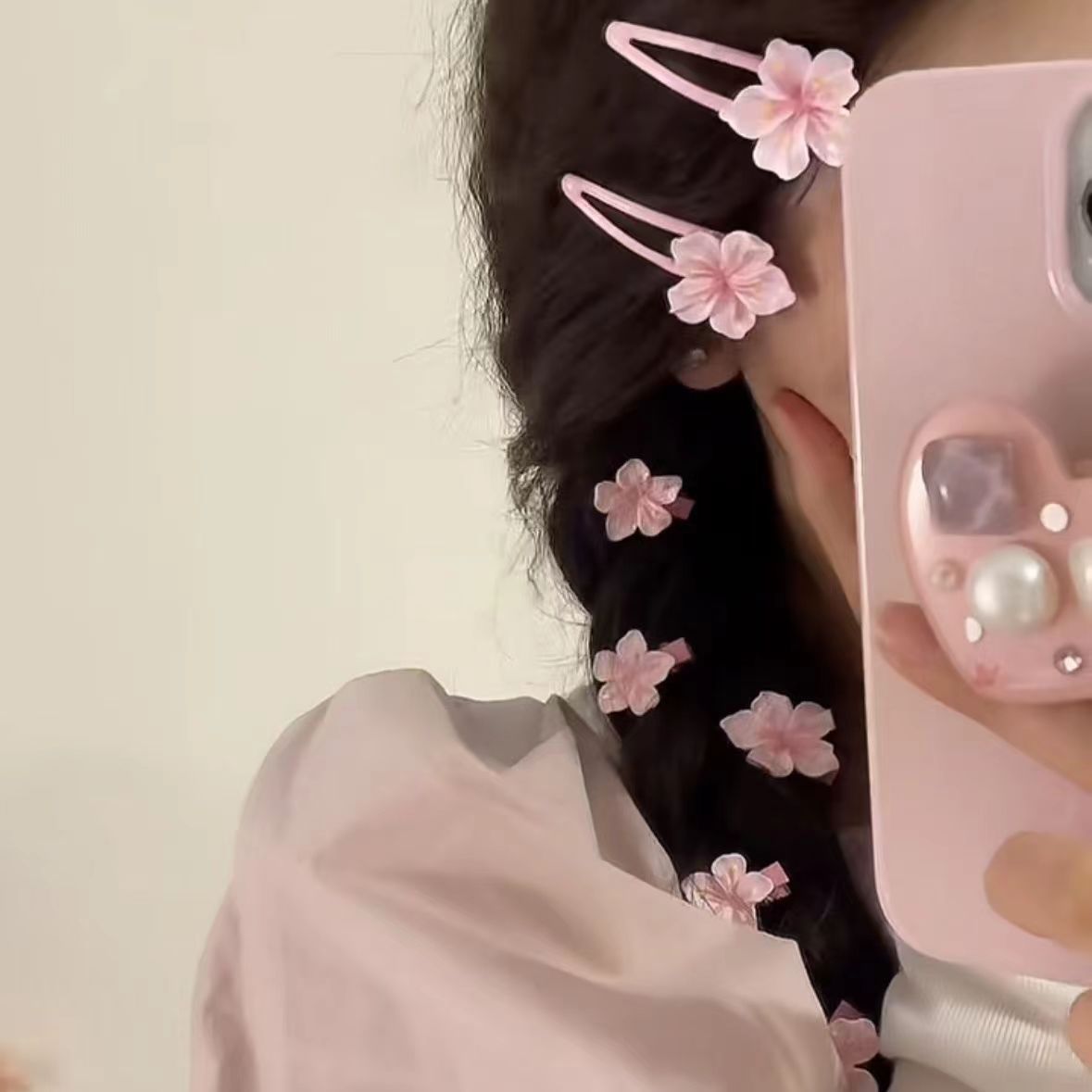 Pink cherry blossom rubber band bb clip, cream pink girl's hair clip, hair tie, sweet girl's bangs, side hair clip and hair accessory Application Scenario