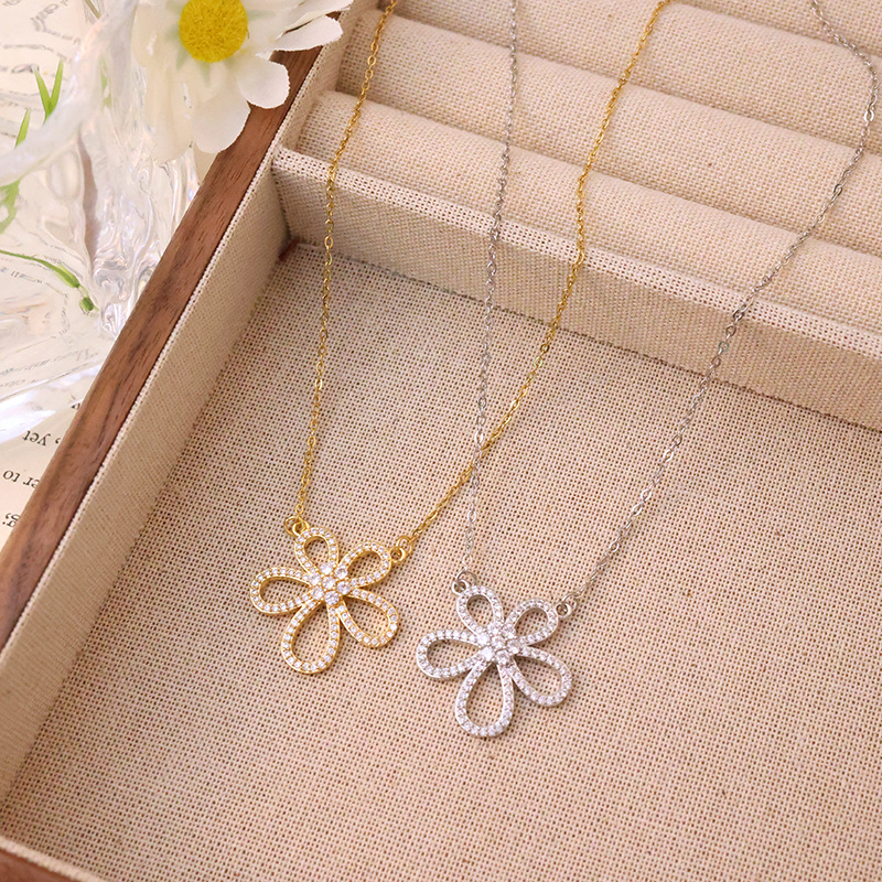 Korean style light luxury zircon large flower pendant titanium steel necklace, women's fashion versatile full diamond collarbone chain wholesale Application Scenario