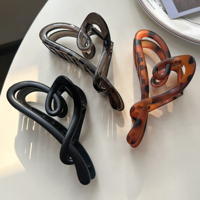 The 2024 new style of the "Love Grab Clip" hair clip for women features a high-end look. It is a large hair clip with a shark clip at the back of the head details Picture