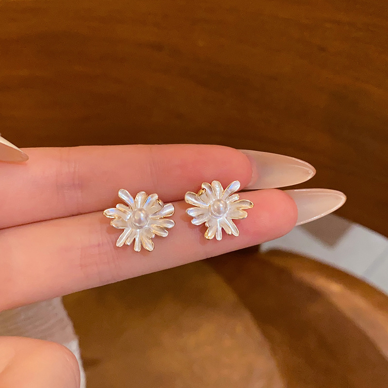 Spring and summer bestsellers: Gentle and elegant white flower stud earrings for women, sweet glazed small Daisy earrings. Wholesale of bestsellers' earrings full figure