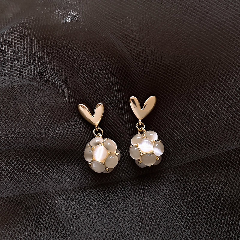 The light luxury and high-end heart-shaped cat's eye stone earrings are simple and versatile for women, with a touch of elegance. The heart-shaped stud earrings are the same style as the popular earrings Specification drawing