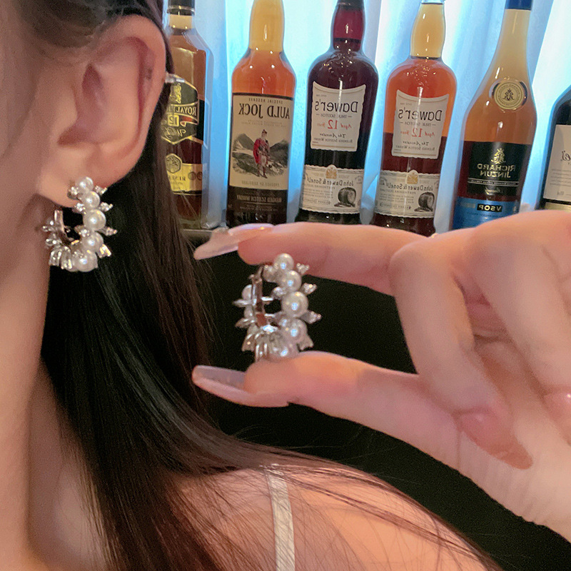 Light luxury and high-end geometric pearl ear buckles, women's cold style, fashionable and elegant, personality, versatile best-selling earrings wholesale details Picture
