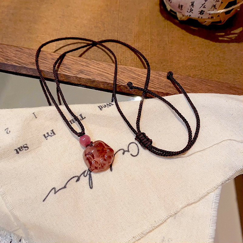Pink strawberry crystal woven rope cat paw pendant necklace for women, a new 2024 bestseller with a high-end collarbone chain accessory Application Scenario