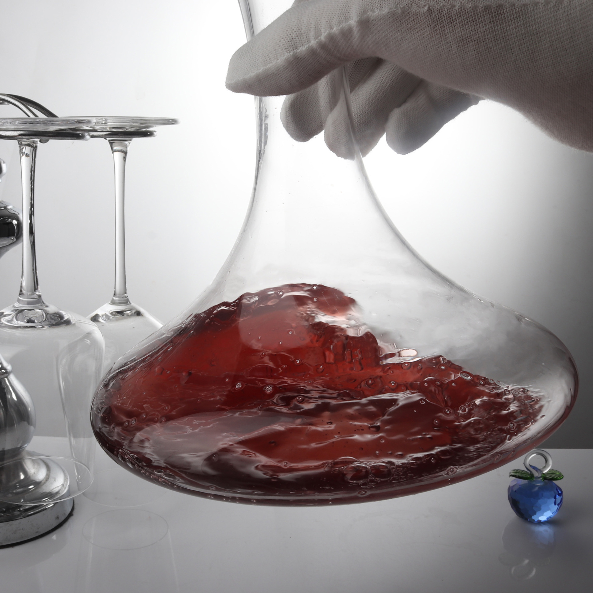 Handcrafted crystal glass flat-mouthed decanter, red wine quick decanter, hotel and restaurant household wine divider Application Scenario