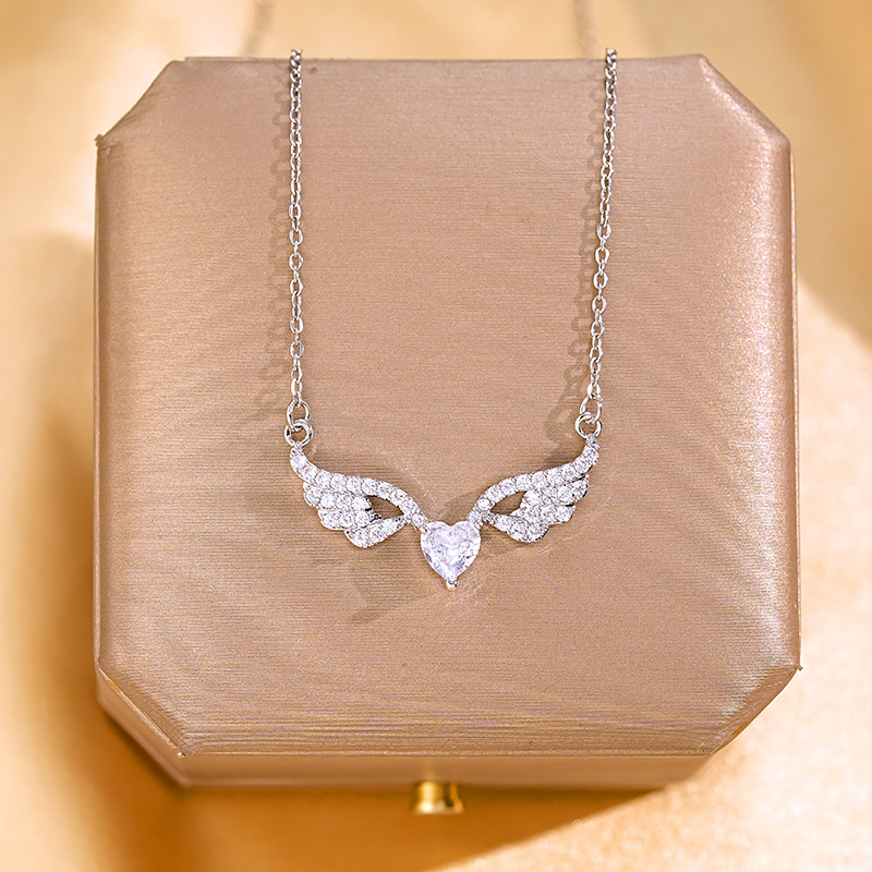 A full-diamond heart-shaped wing necklace for women with a light luxury and niche design sense, a collarbone chain with a slightly inlaid zircon pendant, a high-end accessory full figure