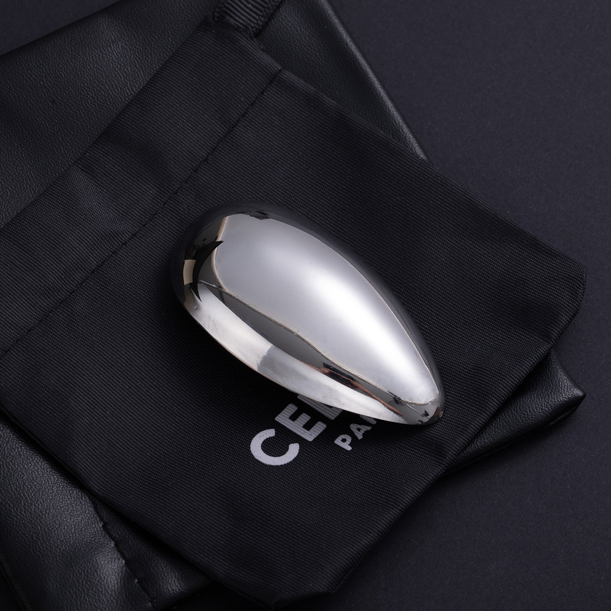 Cross-border irregular oval exaggerated sunflower seed brooch, niche light luxury high-end brooch, fashionable, simple and retro brooch Application Scenario