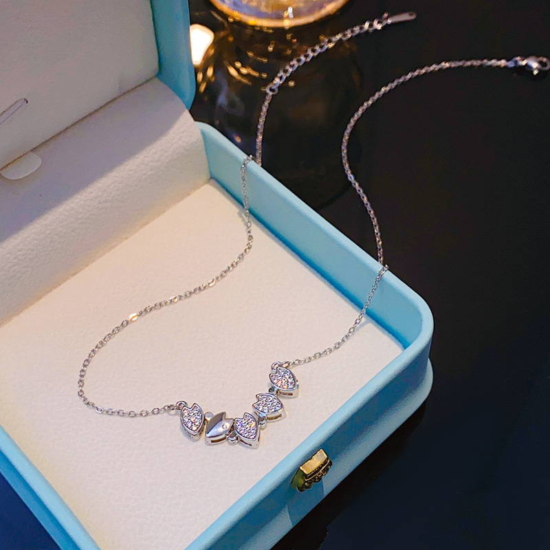 A five-leaf flower petal openable necklace for women, a two-wear light luxury full-diamond collarbone chain, a niche high-end titanium steel accessory details Picture