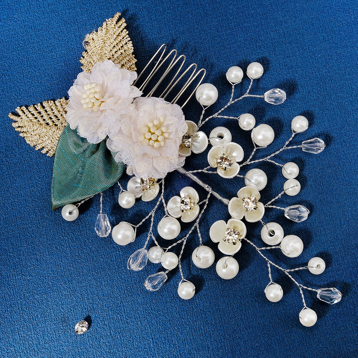 European and American bride accessories: Beautiful fabric flower arrangement combs, forest-themed wedding hair accessories, handcrafted crystal pearl hair combs Application Scenario