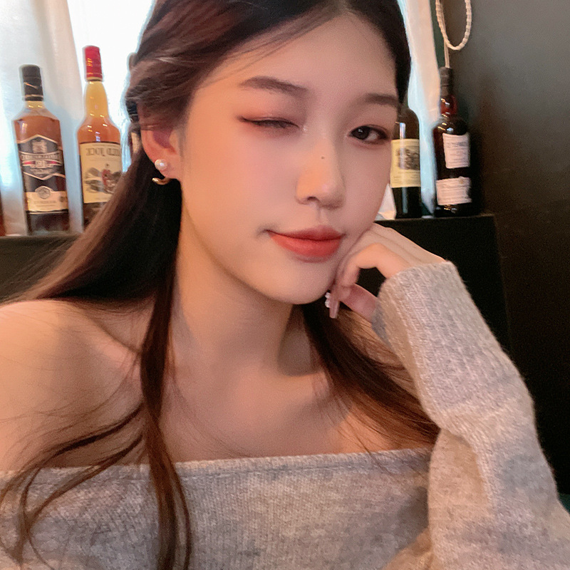This is a new Korean version C-shaped earring with a fashionable and niche design for women. It is a versatile pearl stud accessory that can be worn twice Specification drawing