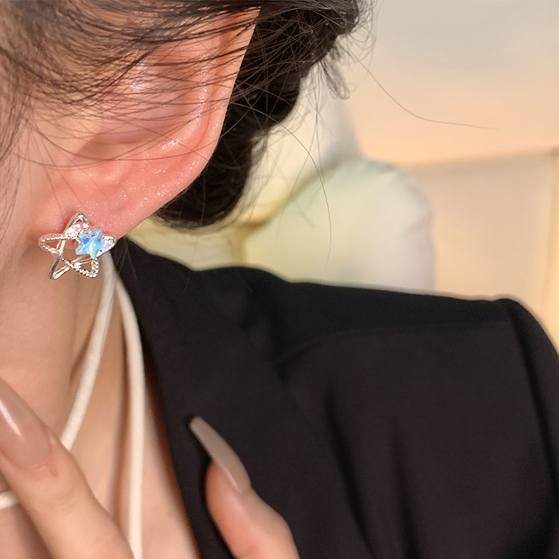 Super fairy-like, exquisite and small five-pointed star stud earrings for women, fashionable, fresh and elegant earrings, high-end and light luxury bestsellers Application Scenario