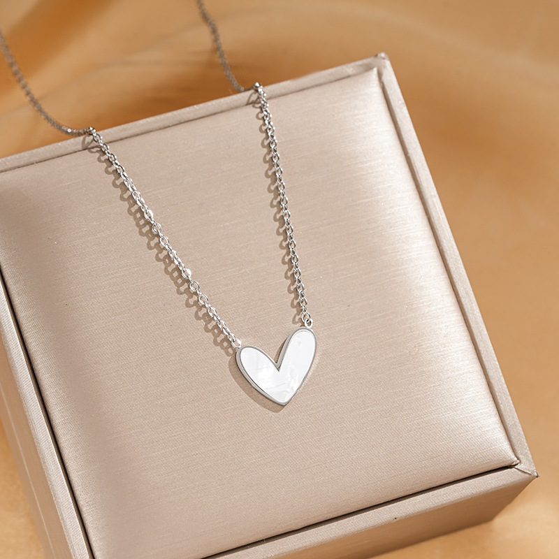 Titanium steel heart-shaped necklace, a trendy and niche design for women on Instagram, is a popular collarbone chain with an irregular heart-shaped pendant and accessory details Picture