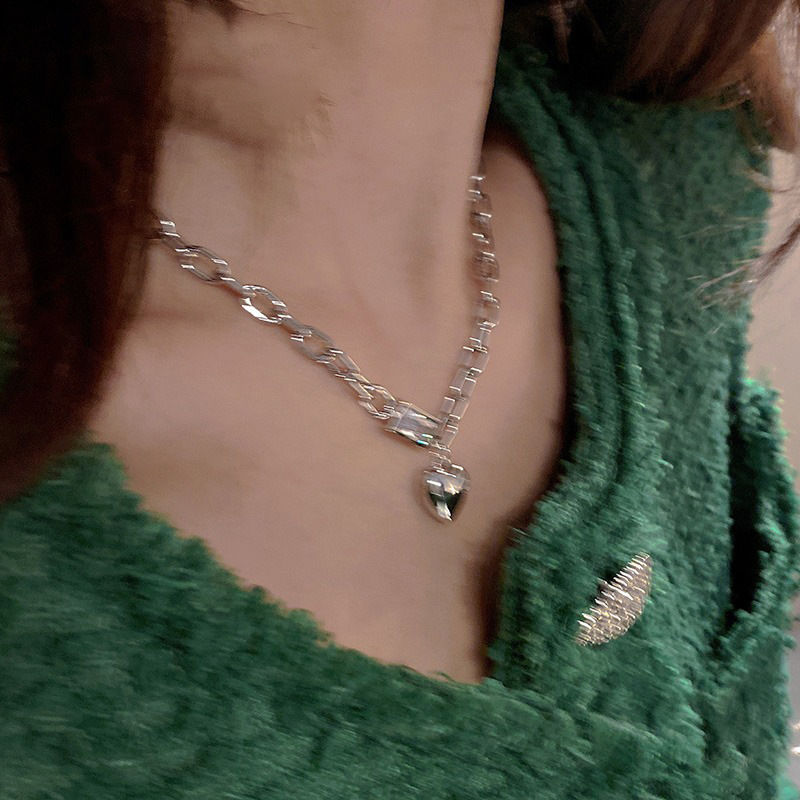 Light luxury heart-shaped necklace, 2023 new style, niche design sense, Internet celebrity style, collarbone chain, hot girl neck chain full figure