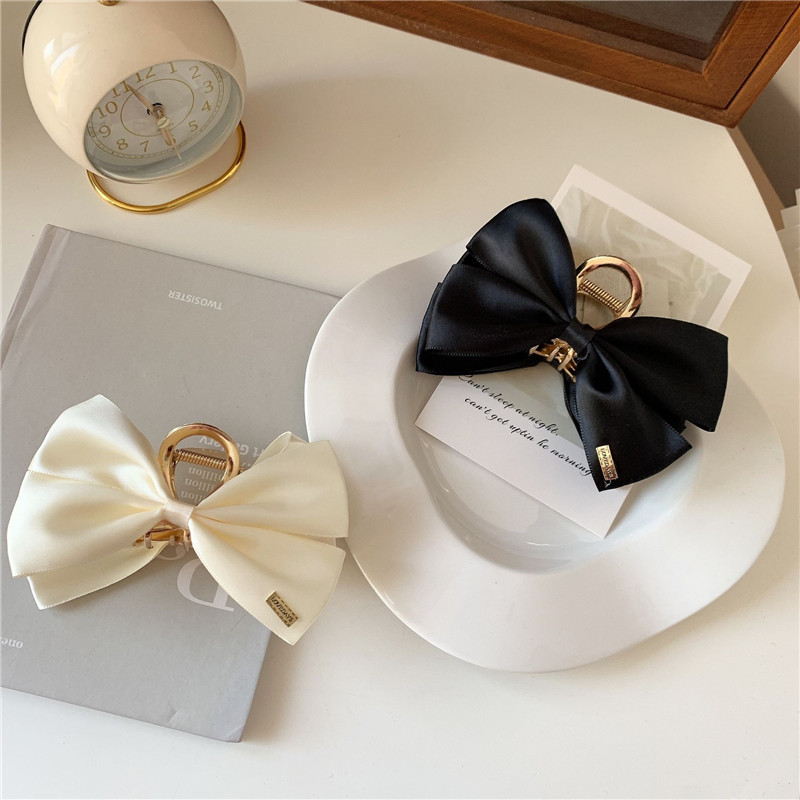 Silk bow large scratch clip, a Korean Internet celebrity style French retro shark clip, a large hair clip at the back of the head full figure