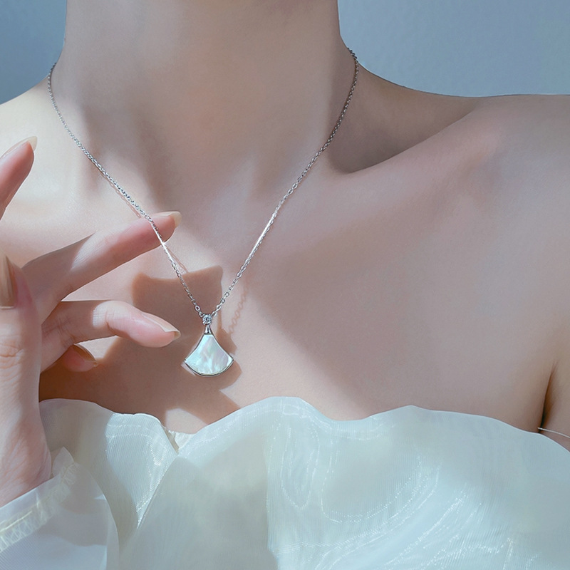 A new 2024 bestseller, a trendy French high-end pendant with a unique design and a collarbone chain accessory Application Scenario