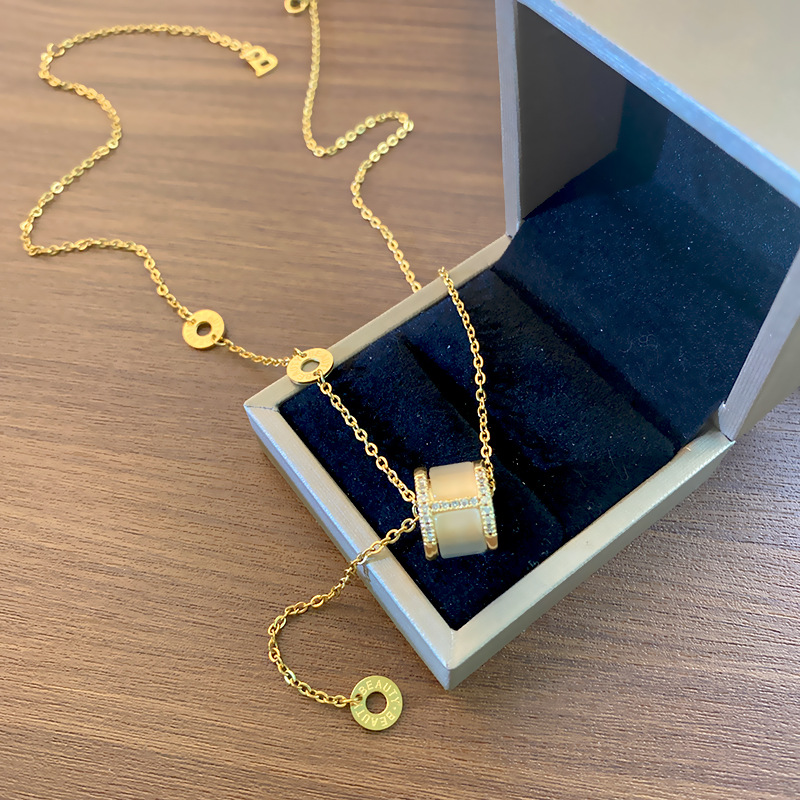 The new 18k gold-plated Korean version of the trendy fringed waist titanium steel necklace for women with a diamond-encrusted pendant and a light luxury collarbone chain full figure