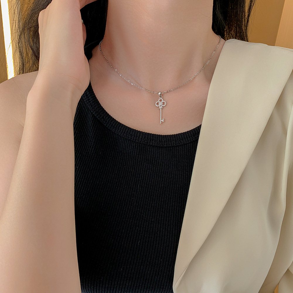 This is an InS-style personalized collarbone chain with a unique design sense. It's a simple and versatile titanium steel necklace for women full figure