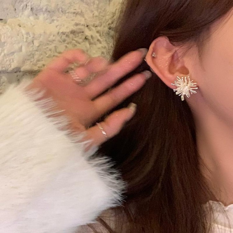 New Year's Anthem Silver firework stud earrings, a light luxury and high-end look, elegant and grand. Golden earrings for women, Korean-style fashionable earrings Application Scenario