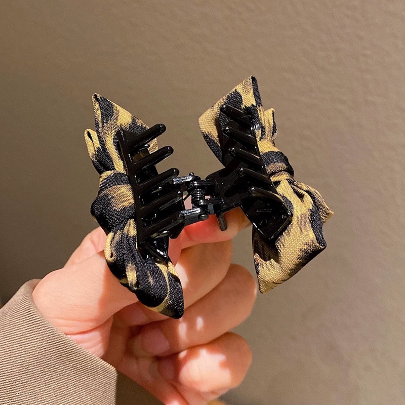 The new old-fashioned leopard print large bow hair clip has a feminine feel. It features a small claw clip at the back of the head and a half-tied headpiece, hairpin and hair accessory Application Scenario