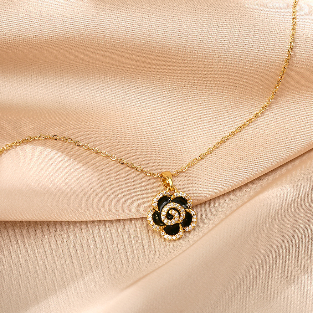 Korean 18k gold-plated camellia titanium steel necklace for women, fashionable flower pendant, personalized and light luxury collarbone chain wholesale Specification drawing