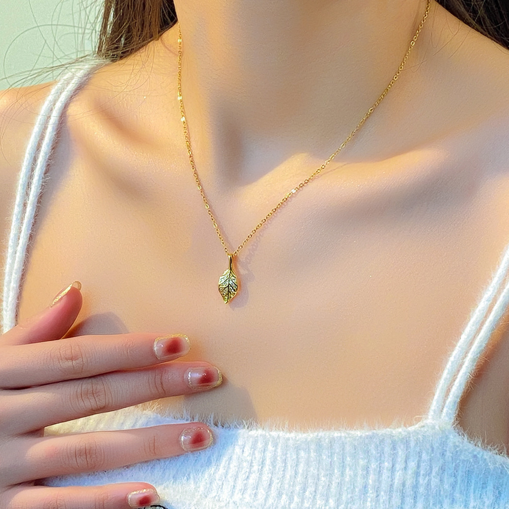 This is a rare Japanese and Korean design style. It features a golden leaf titanium steel necklace that is fashionable and versatile for women. It also offers a leaf pendant and a collarbone chain Application Scenario