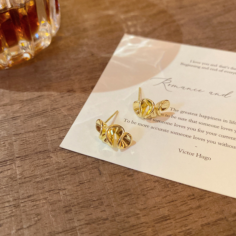 Shiny metallic texture floral pleated stud earrings, a niche design for women with a high-end feel, are fashionable and versatile, and are popular earrings on the Internet Application Scenario