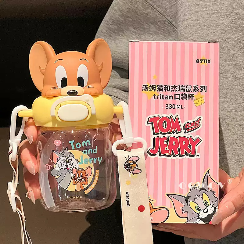 Tom and Jerry tritan water cup, cute for children, girls' straw cup, good-looking, portable cup for students to go to school Application Scenario
