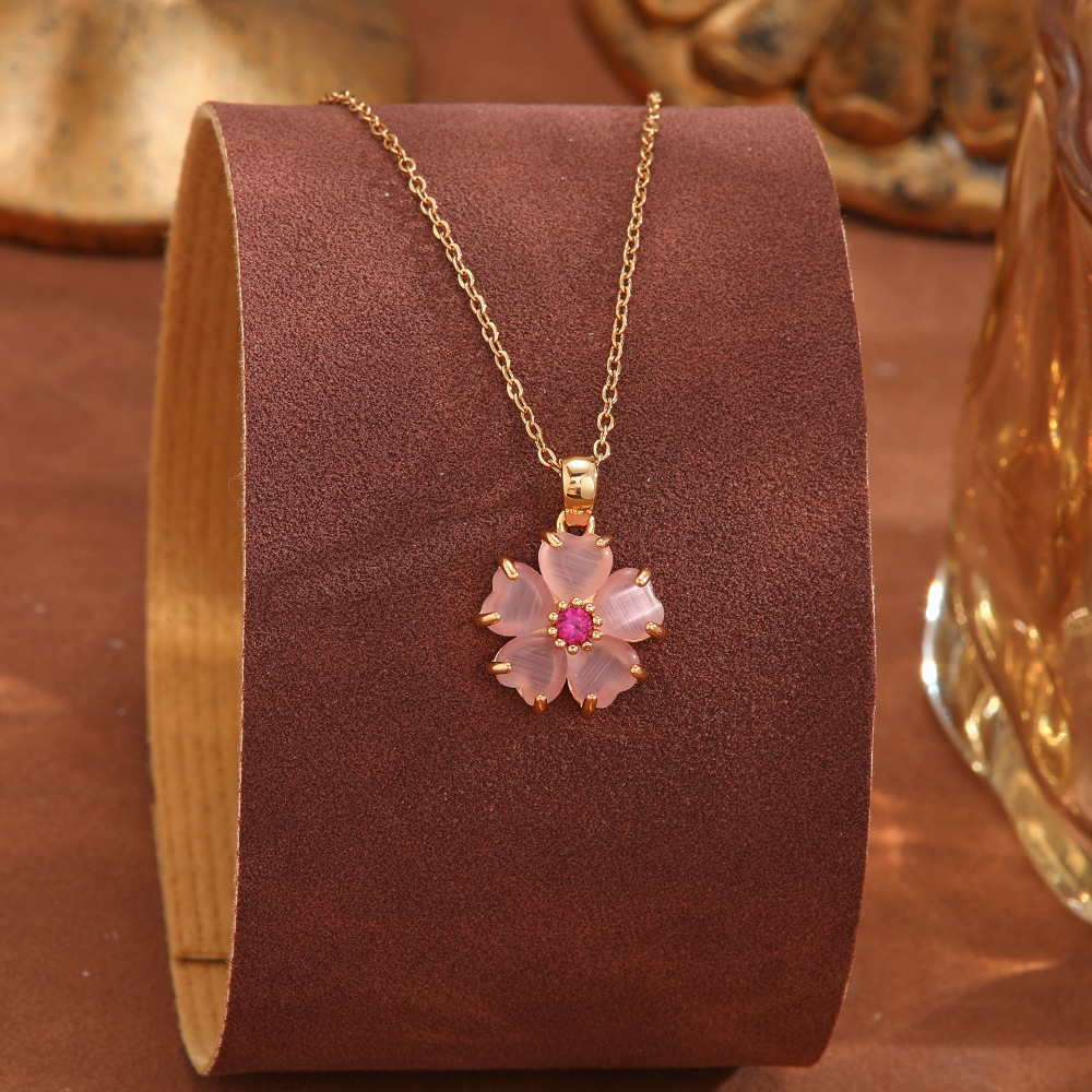 A light luxury titanium steel necklace from Japan and South Korea, a micro pendant studded with diamonds and zircon pearls, a fashionable and Instagram-worthy collarbone chain accessory details Picture