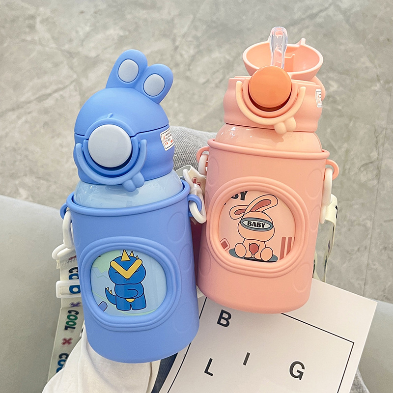 Wholesale of cute cartoon kindergarten baby insulated cups, children's school water cups, portable shoulder straps and adorable straw cups Specification drawing