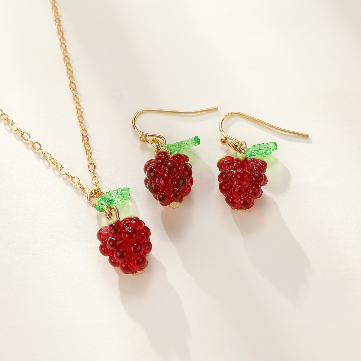 Retro light luxury raspberry and raspberry earrings and necklace set, high-end and fashionable women's jewelry set of three pieces Application Scenario
