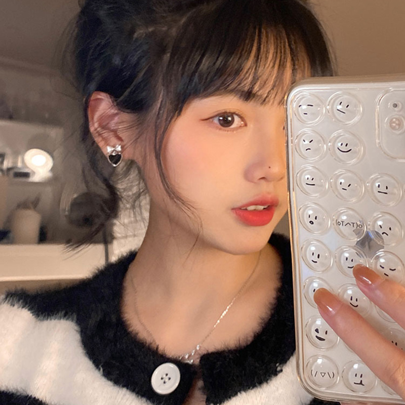 S925 Silver needle small, exquisite, sweet and cool black heart-shaped bow earrings with a niche design and versatile stud earrings Specification drawing
