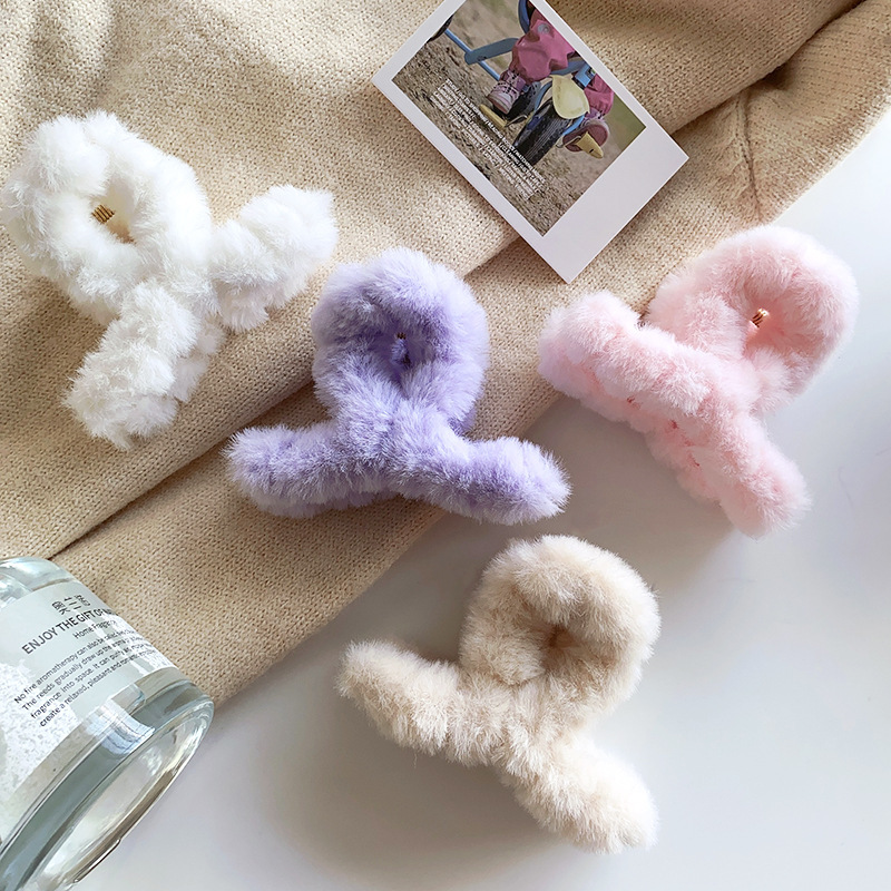 This autumn and winter collection features a fluffy and warm, candy-colored hair clip that is versatile and cute. It is a shark clip hair accessory for women at the back of the head Specification drawing