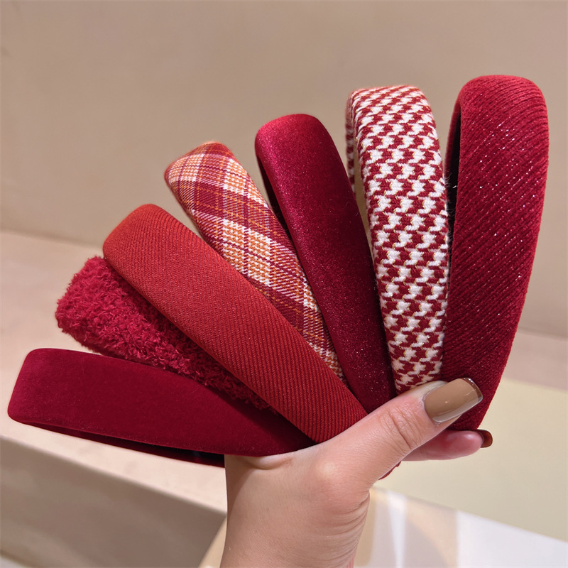 The 2024 new style of the hairband for women is high-end, stylish and fashionable. It is a high headband for going out and a versatile hairpin for washing the face Application Scenario