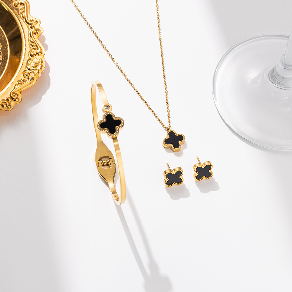 Wholesale of cross-border electroplated 18k gold stainless steel four-leaf clover set, fashionable and versatile necklace, bracelet and stud three-piece set Application Scenario