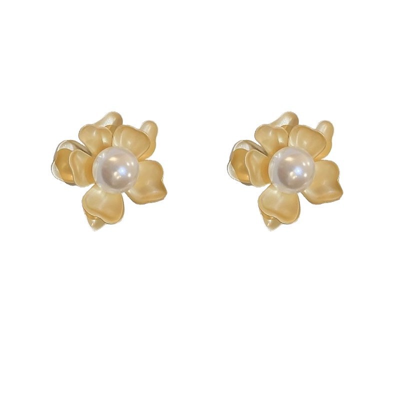 Exaggerated and grand floral earrings with a metallic feel from Europe and America, a light luxury, niche, retro and simple style for women, and pearl stud earrings Item Picture