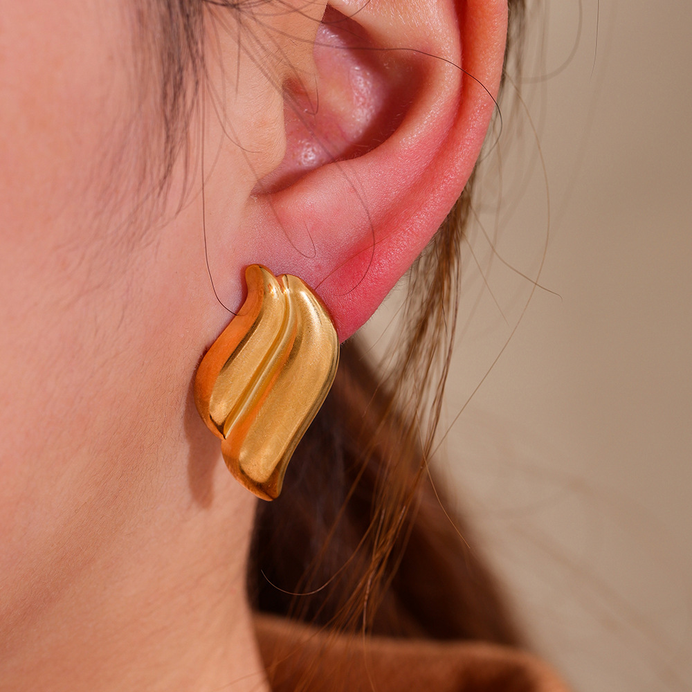 Cross-border bestseller, light luxury and fashionable, gold-plated flower stainless steel stud earrings, women's exaggerated and simple INS titanium steel earrings Application Scenario