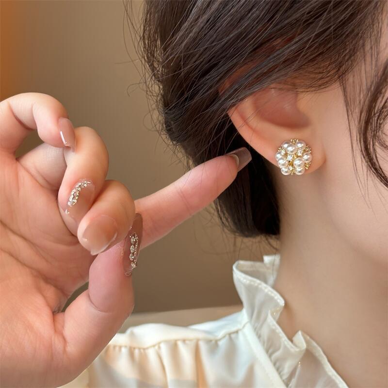 Light luxury, high-end, elegant and grand pearl flower stud earrings, unique women's earrings, exquisite commuting round face earrings Application Scenario