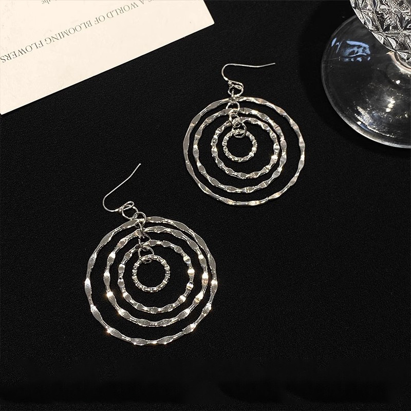 Korean retro multi-layer hammer-patterned earrings, a unique feminine charm, with a cool and refreshing touch. The stud earrings can shape the face and make it look smaller Application Scenario