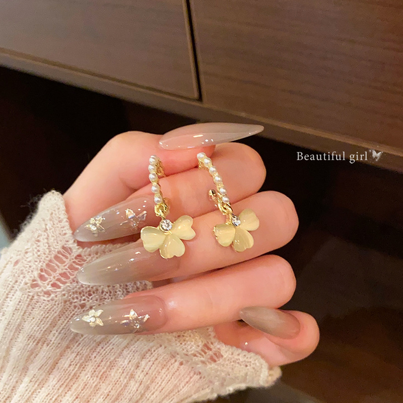 Korean-style fashionable cat's eye stone flower pearl stud earrings for women, light luxury, niche and high-end fringed earrings, elegant earrings full figure