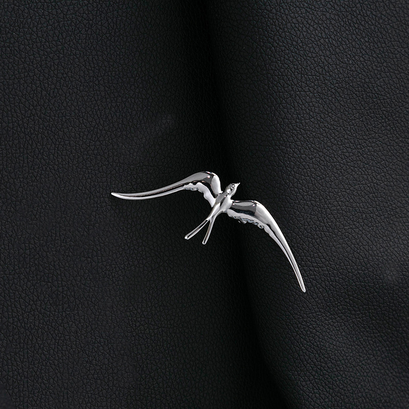Wholesale of new European and American retro metal animal brooches with a light luxury and high-end feel, versatile clothing and swallow pins as accessories Specification drawing