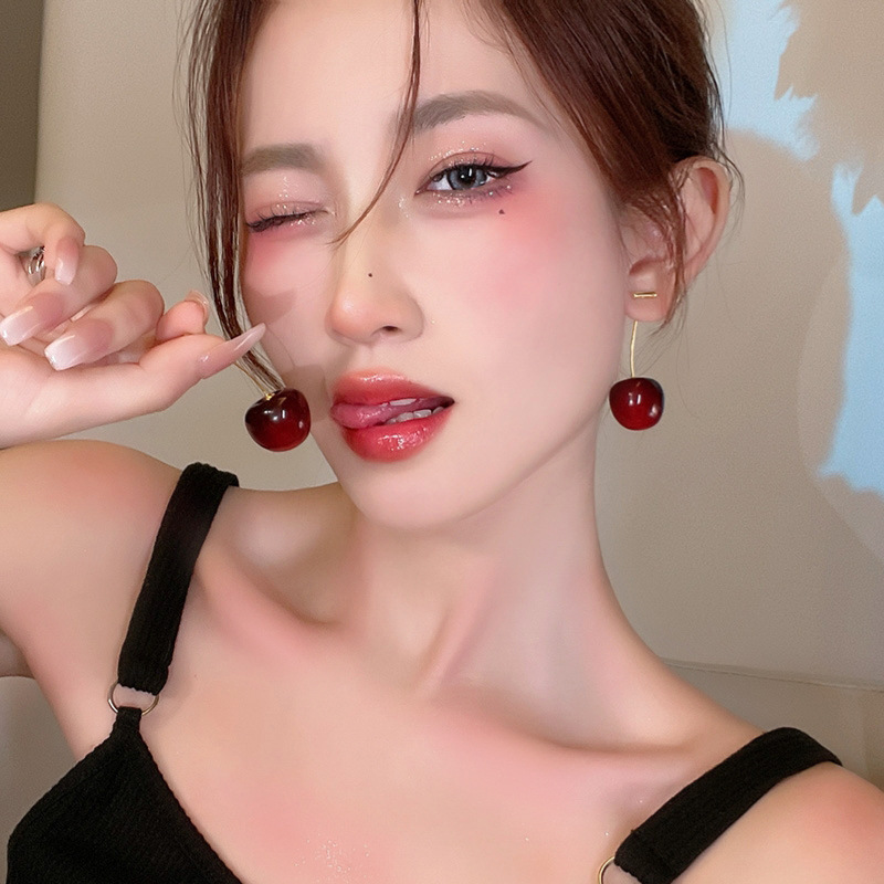 The long wine-red cherry earrings exude a high-end, elegant and retro charm. The stud earrings have a cold style and are versatile. They can make your face look slimmer details Picture