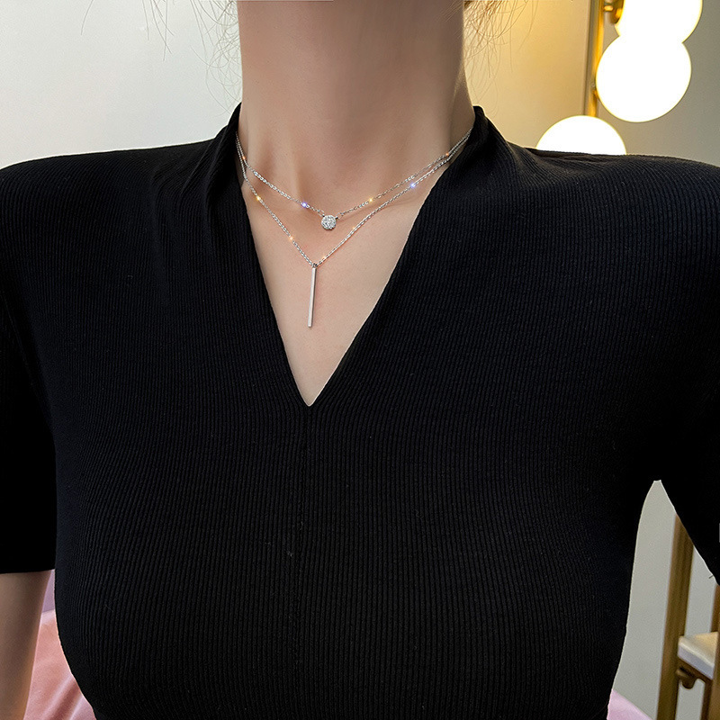 Titanium steel necklace with a cold and elegant female style, light luxury and niche design sense. Collarbone chain in Instagram trend, double-layer layered wearing, personalized accessory Application Scenario