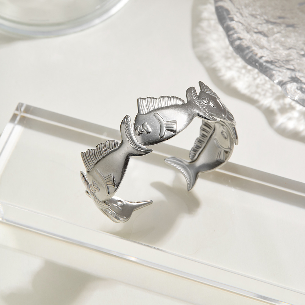 Wholesale of cross-border stainless steel bracelets from Europe and America, featuring a versatile and high-end look, exaggerated Marine creatures with small fish openings Specification drawing