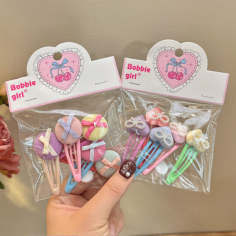 Cute colorful heart-shaped hair clips, girl's forehead bangs clips, side clips, headwear, baby's broken hair, bb clips, hair clips Application Scenario